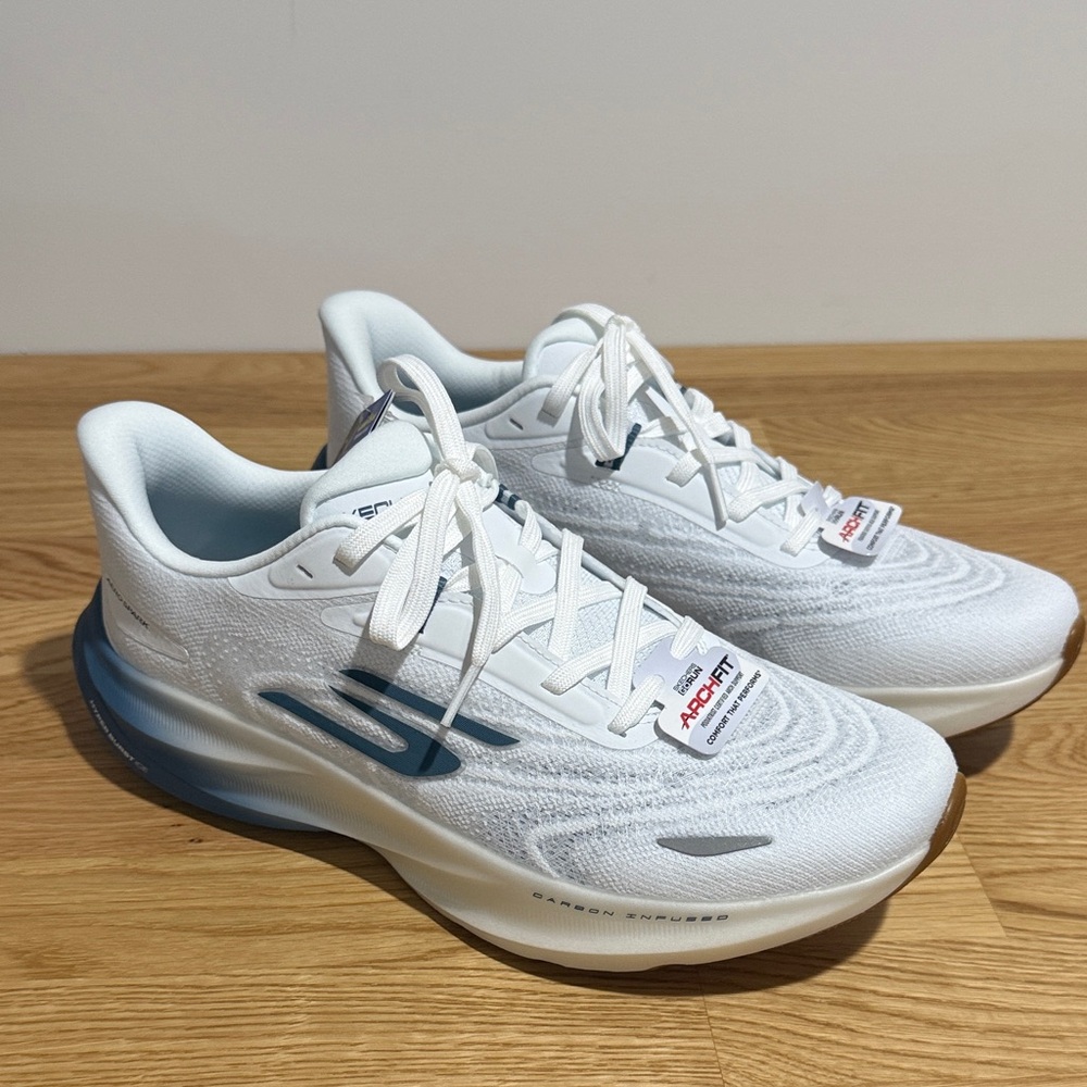 Skechers Aero Burst size 10 White Sneakers with Blue Accents - BRAND NEW
